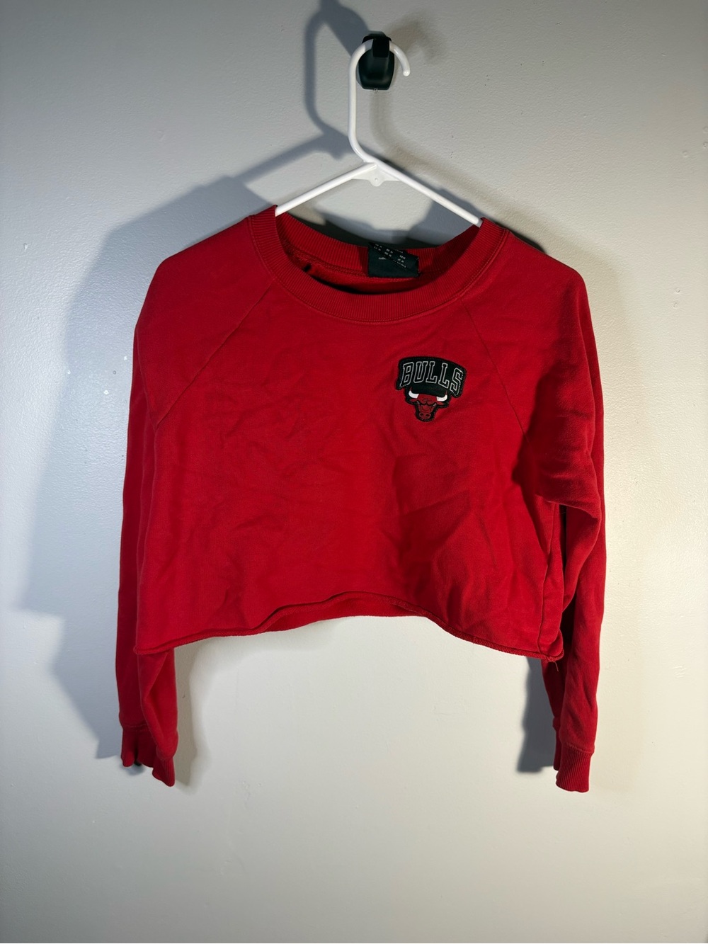 NBA Red Cropped Crew Sweatshirt with Bulls Patch